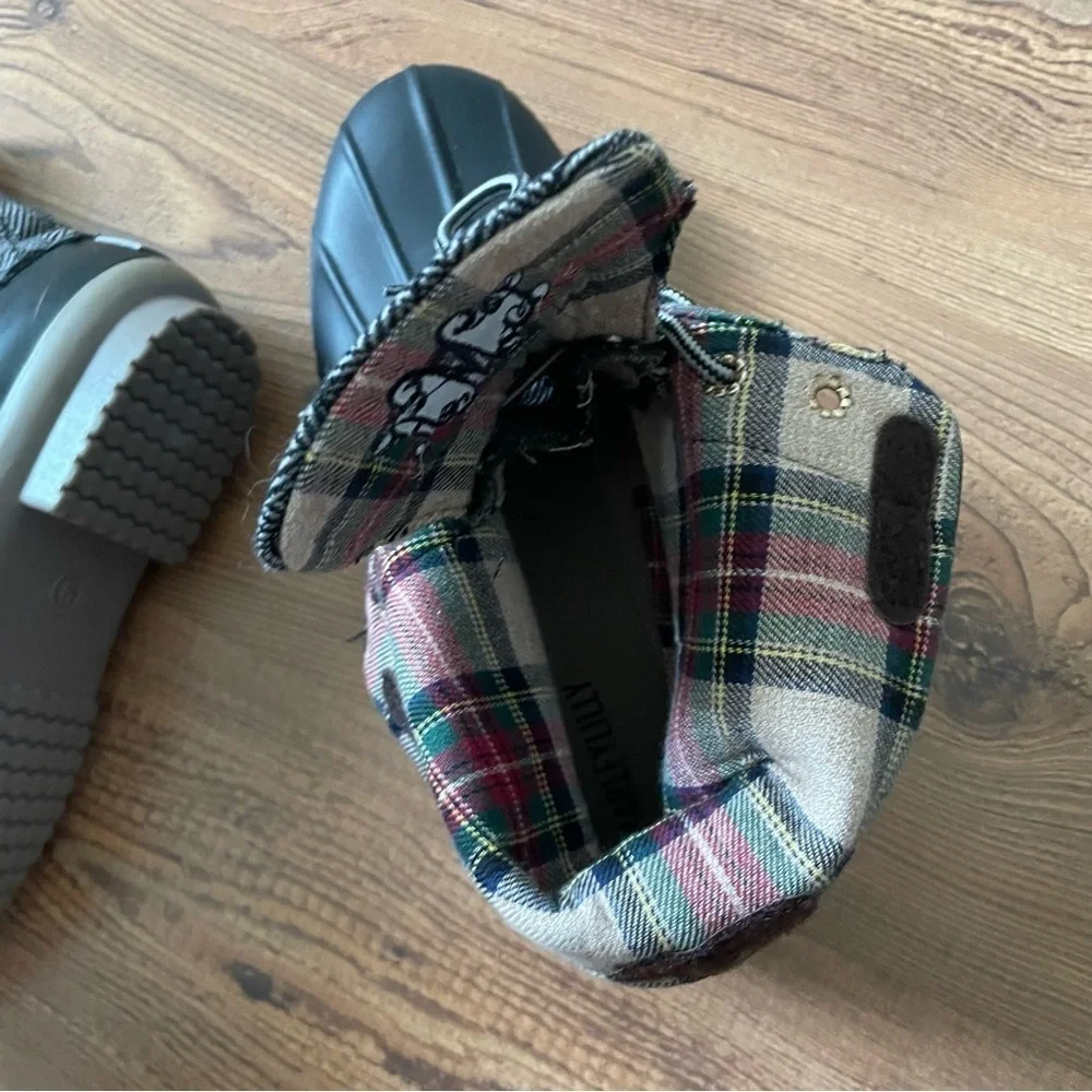 Nwot MarleyLilly monogrammed duck boots 9 casual comfort athleisure waterproof